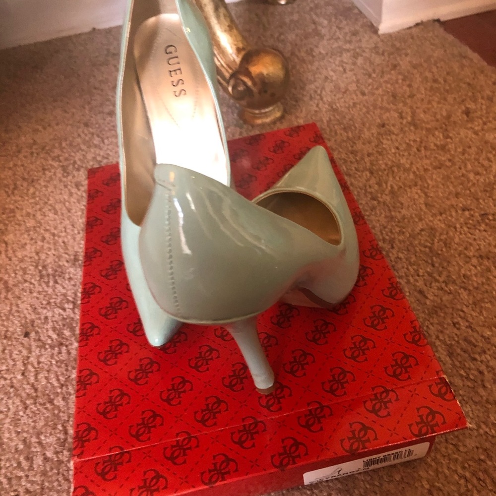 Guess pastel soft green patten leather pump